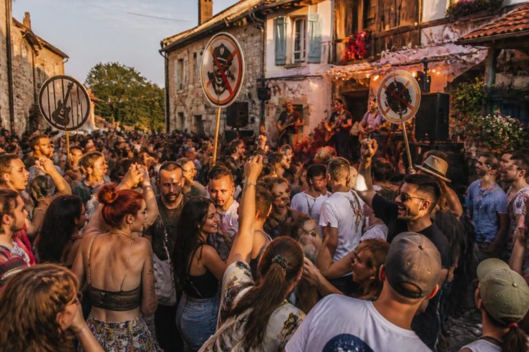 découvrez une fête de village pleine d'énergie, où une bande-son provocatrice anti-police crée une ambiance unique et engagée.