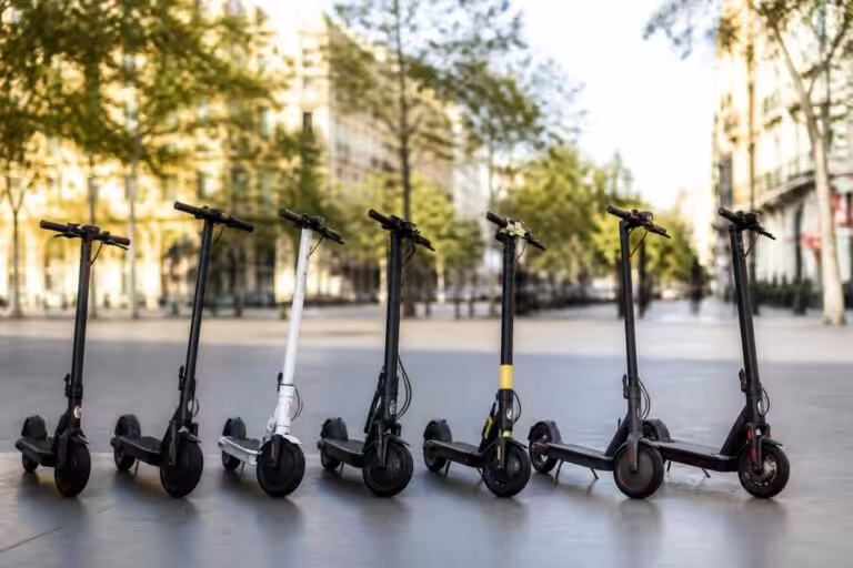 découvrez notre comparatif complet des trottinettes électriques pour choisir le modèle idéal adapté à vos besoins et à votre budget.