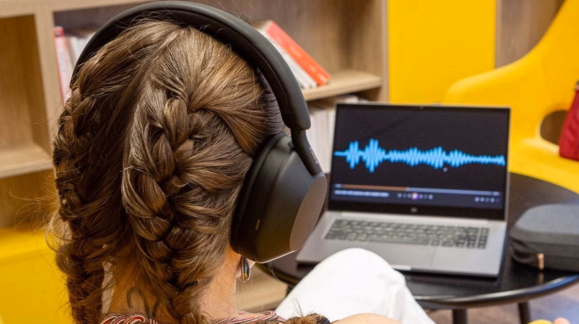 Surchargés d’outils numériques au bureau, faut-il redonner la parole à la voix ?