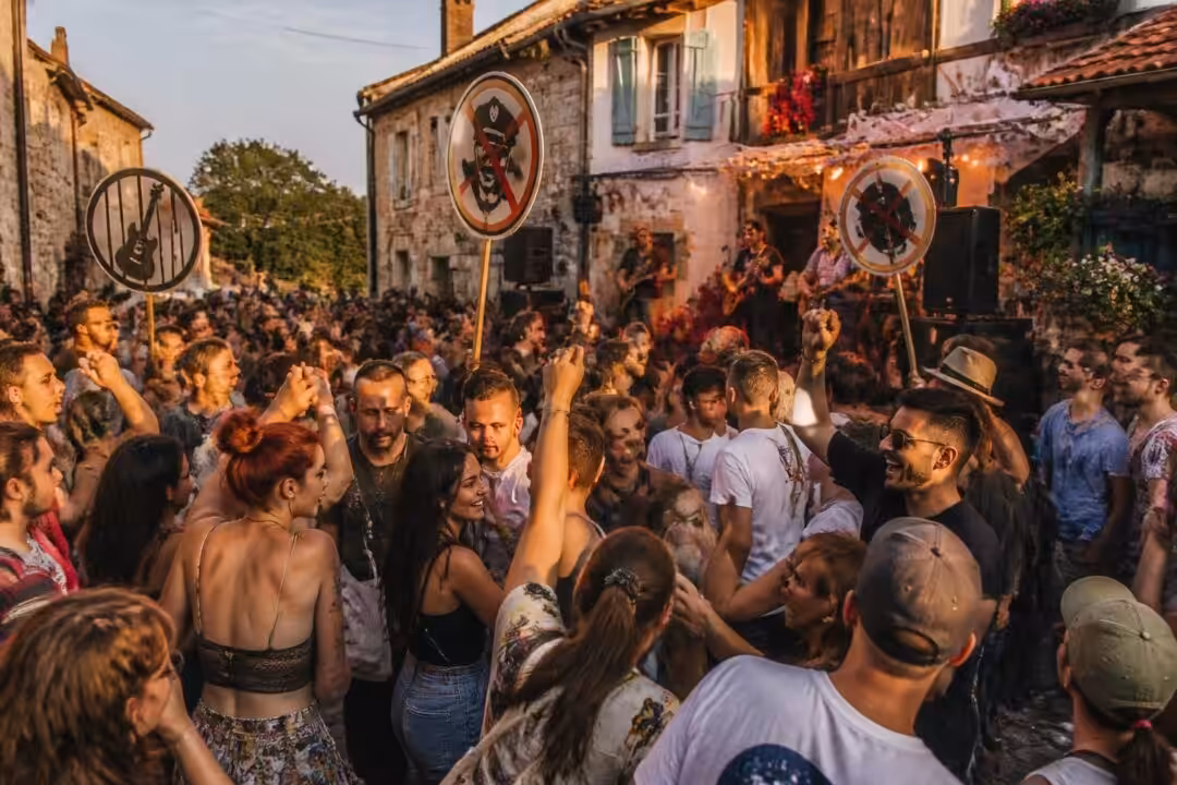 découvrez une fête de village pleine d'énergie, où une bande-son provocatrice anti-police crée une ambiance unique et engagée.